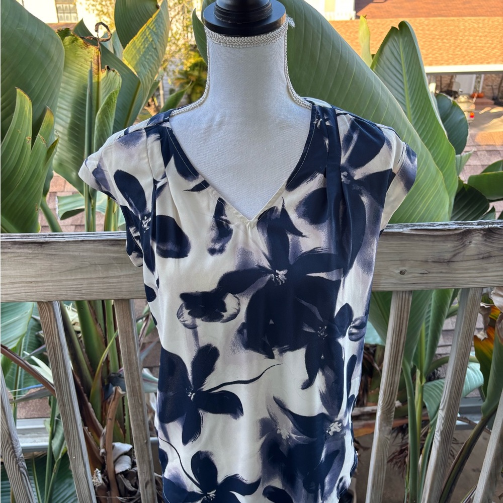 Simply Vera Vera Wang Floral Sleeveless High-Low Blouse Navy Cream XS
